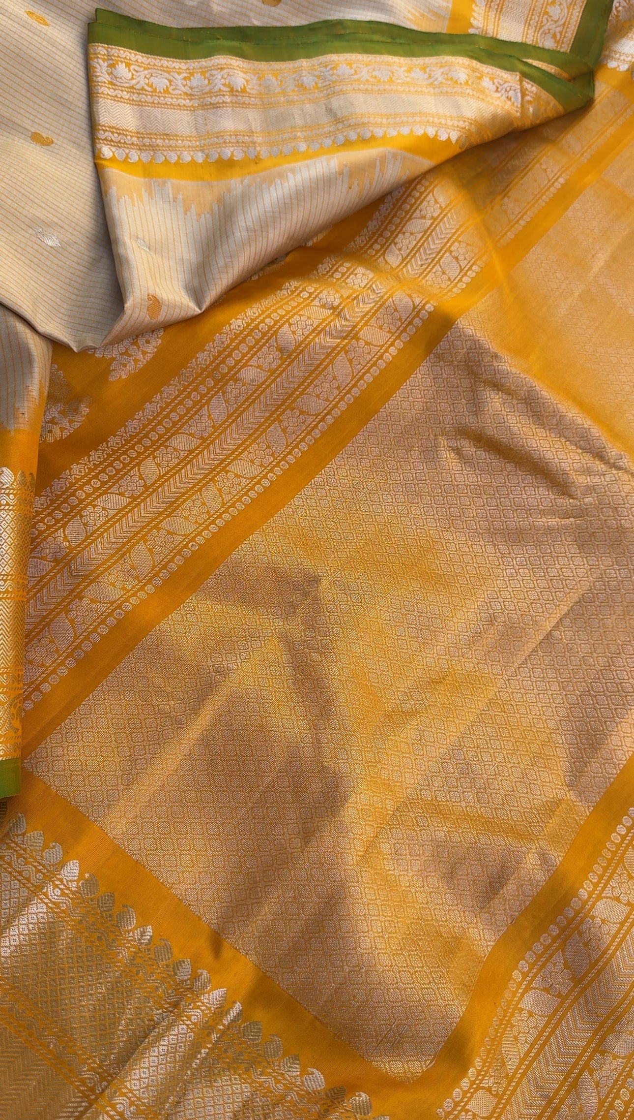 Kuttu Gadwal Silk