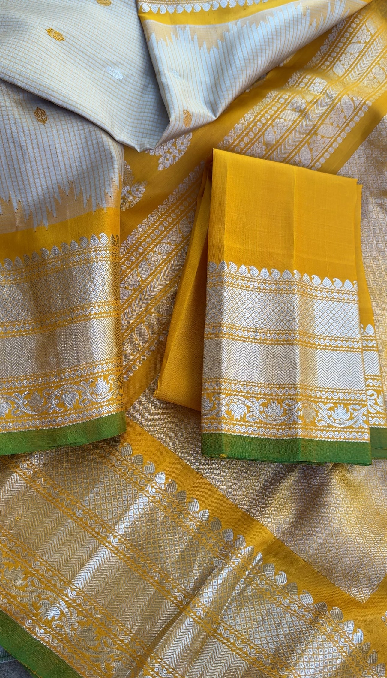 Kuttu Gadwal Silk